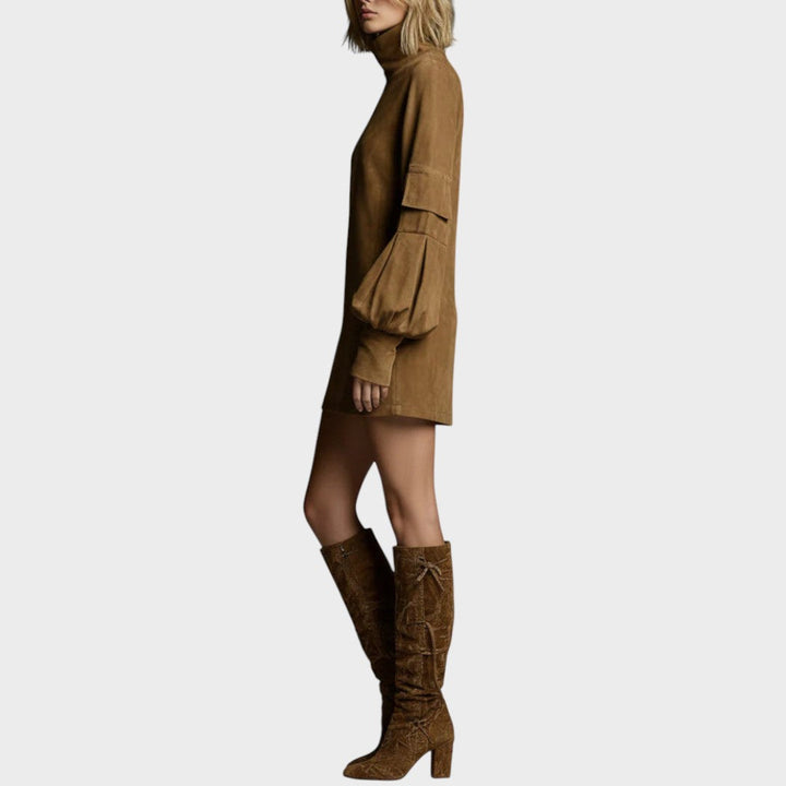 MIMI – Vestido Corto de Ante con Cuello Alto