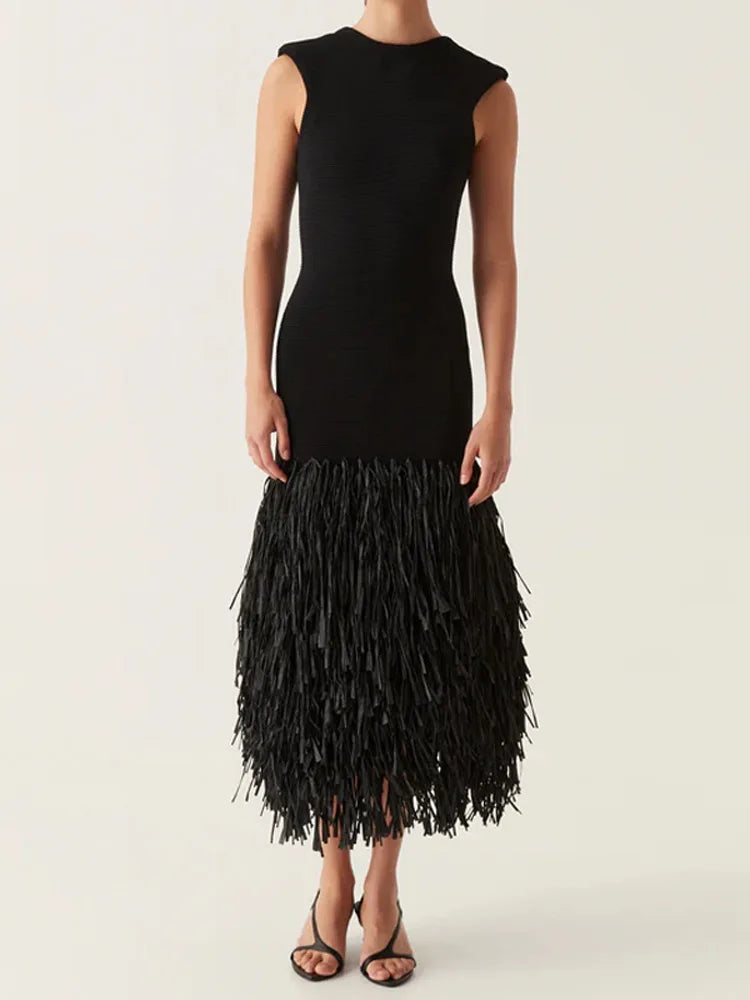 AMIRA – Vestido largo con flecos