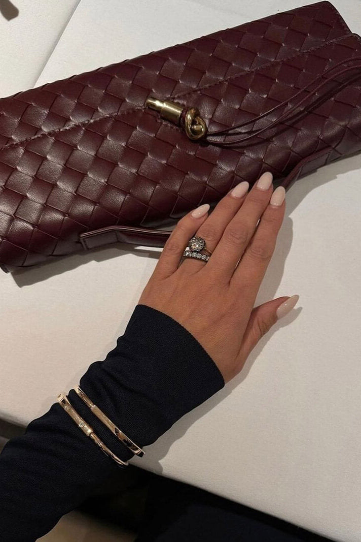 MELANIE – Bolso con Detalle de Nudo Dorado