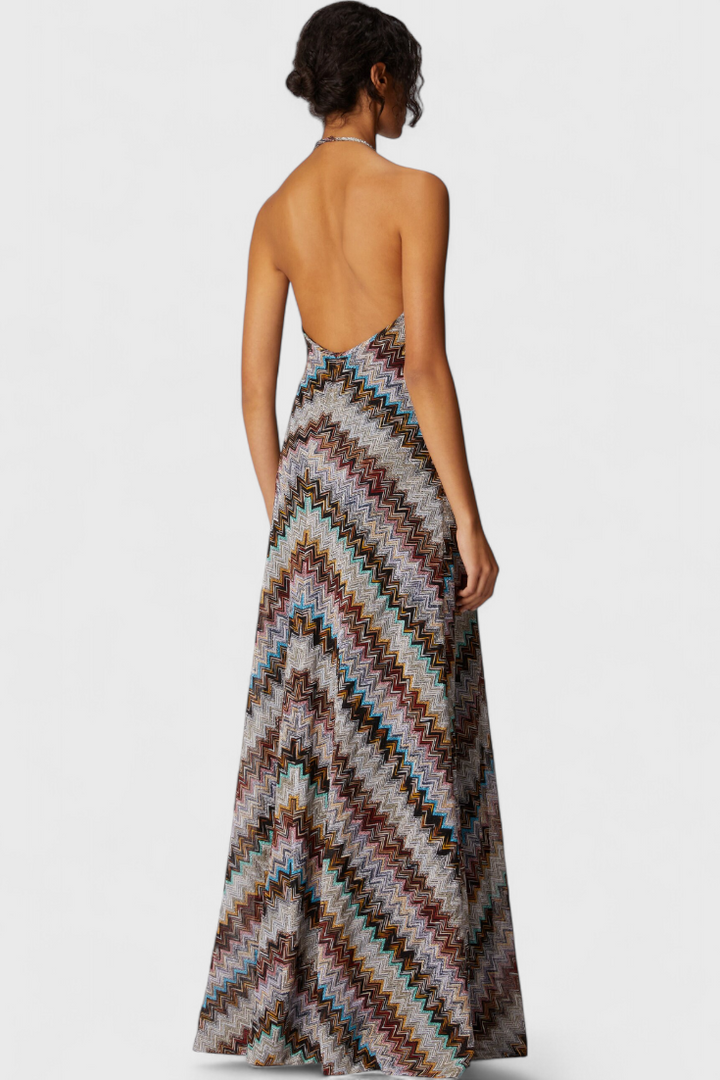 MELISA – Vestido Largo Halter con Zigzag Lamé y Acabado Iridiscente