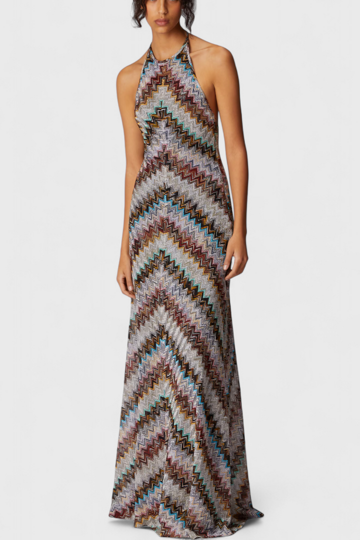 MELISA – Vestido Largo Halter con Zigzag Lamé y Acabado Iridiscente