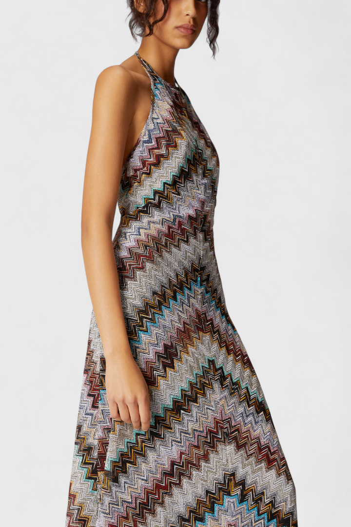 MELISA – Vestido Largo Halter con Zigzag Lamé y Acabado Iridiscente