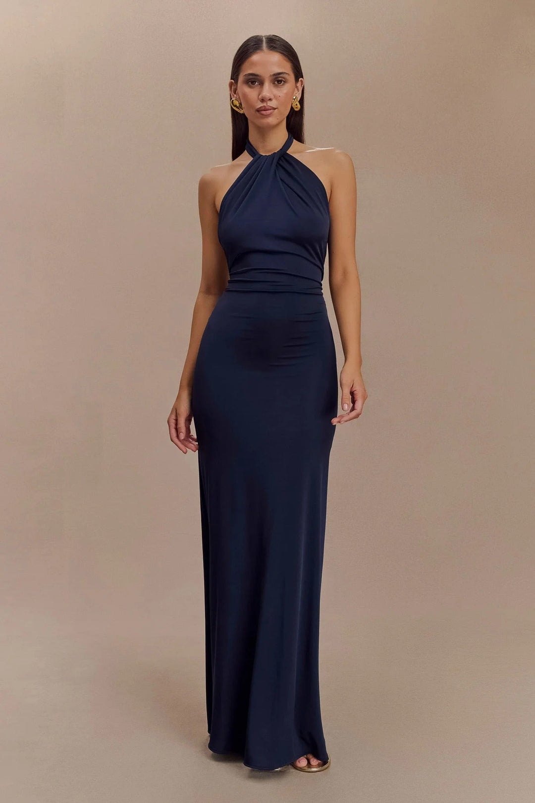 CLARA – Vestido con curvas y cuello Halter