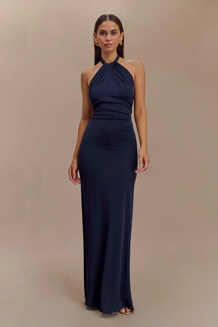 CLARA – Vestido con curvas y cuello Halter