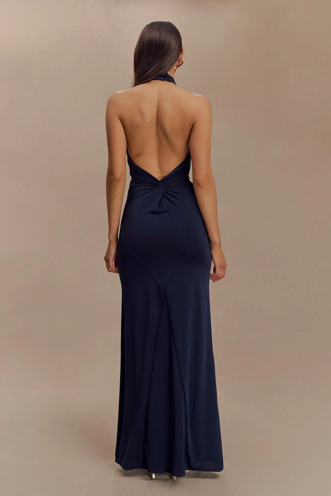 CLARA – Vestido con curvas y cuello Halter