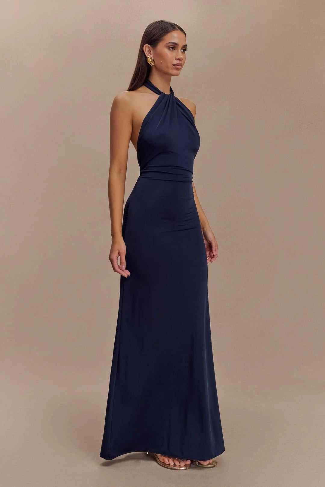 CLARA – Vestido con curvas y cuello Halter