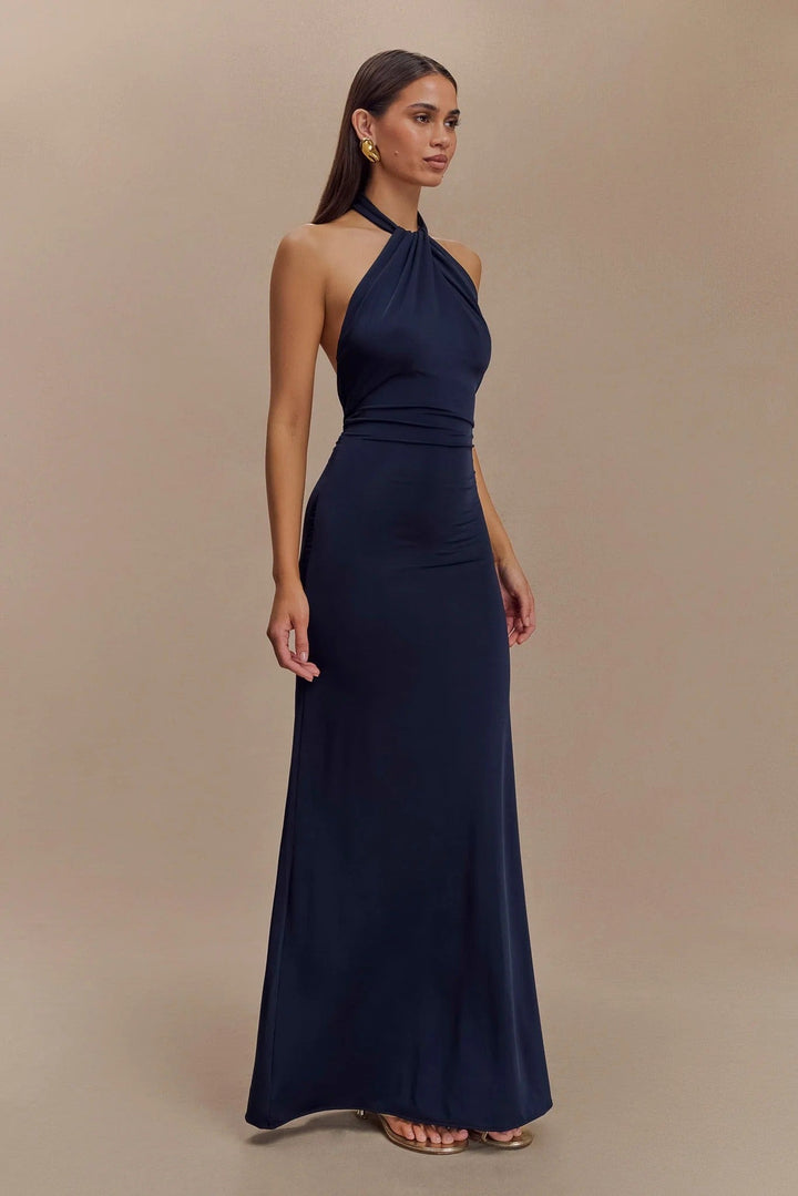 CLARA – Vestido con curvas y cuello Halter