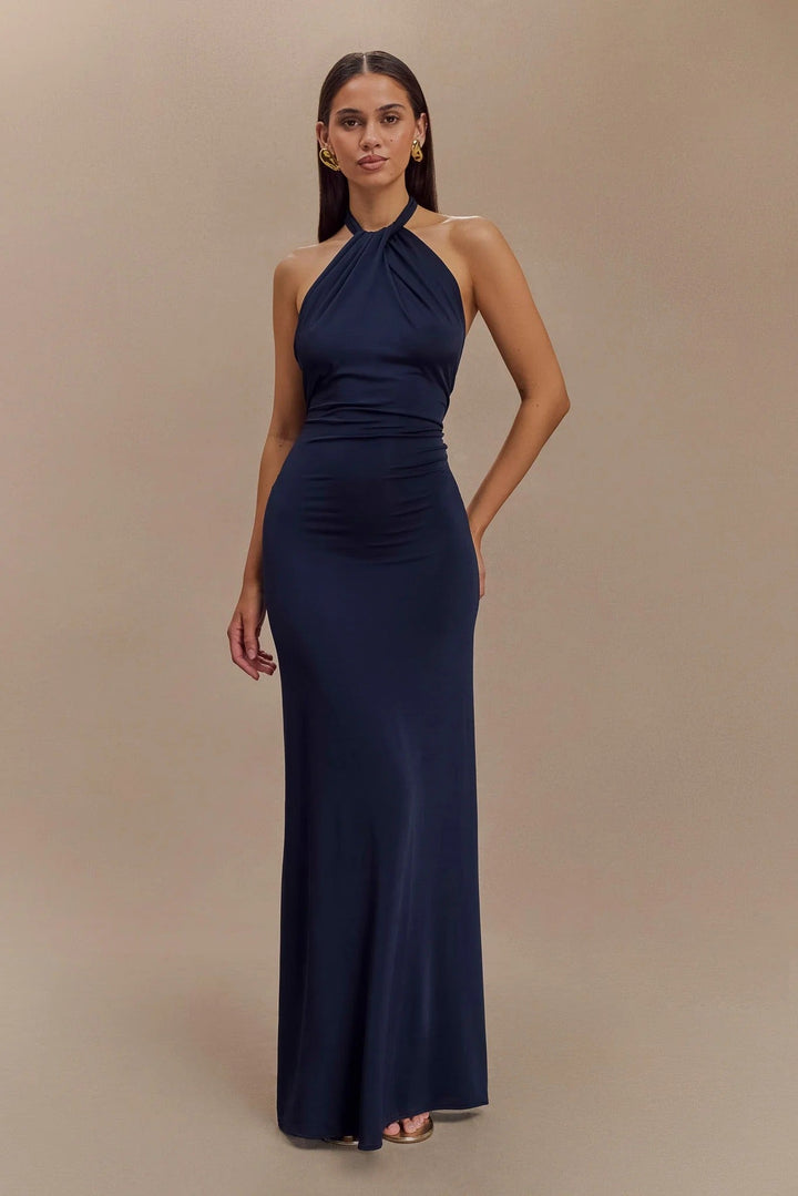 CLARA – Vestido con curvas y cuello Halter