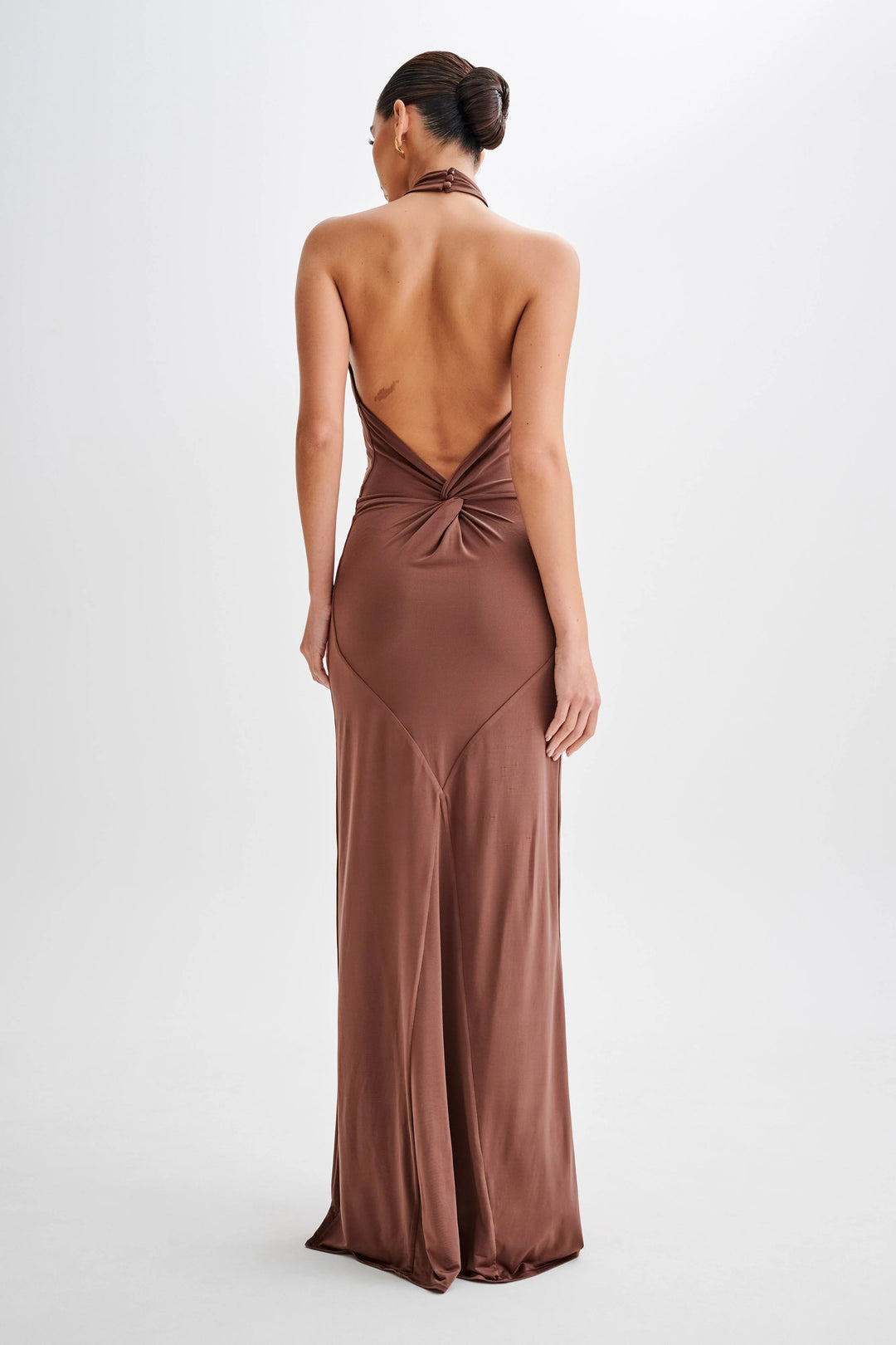 CLARA – Vestido con curvas y cuello Halter