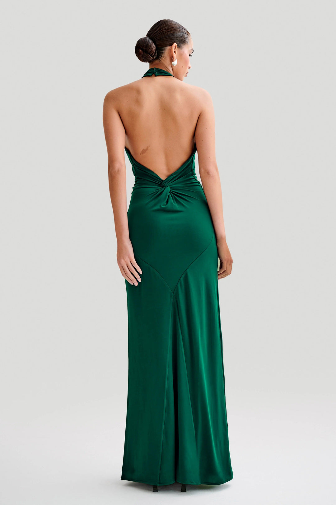 CLARA – Vestido con curvas y cuello Halter
