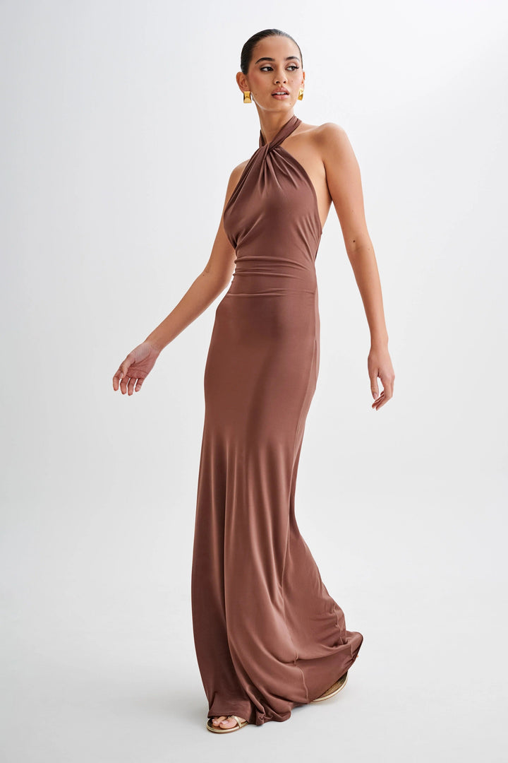 CLARA – Vestido con curvas y cuello Halter