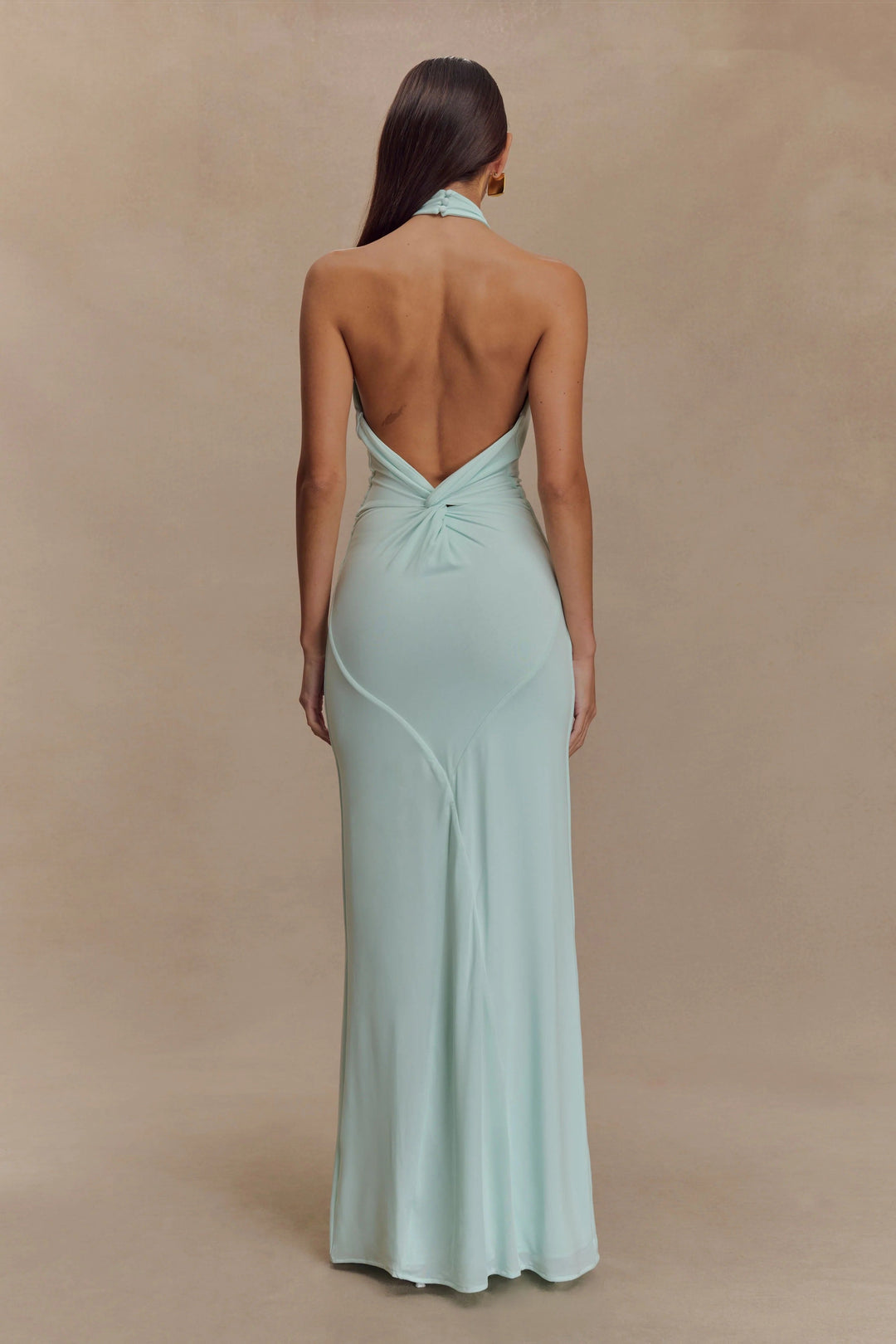 CLARA – Vestido con curvas y cuello Halter