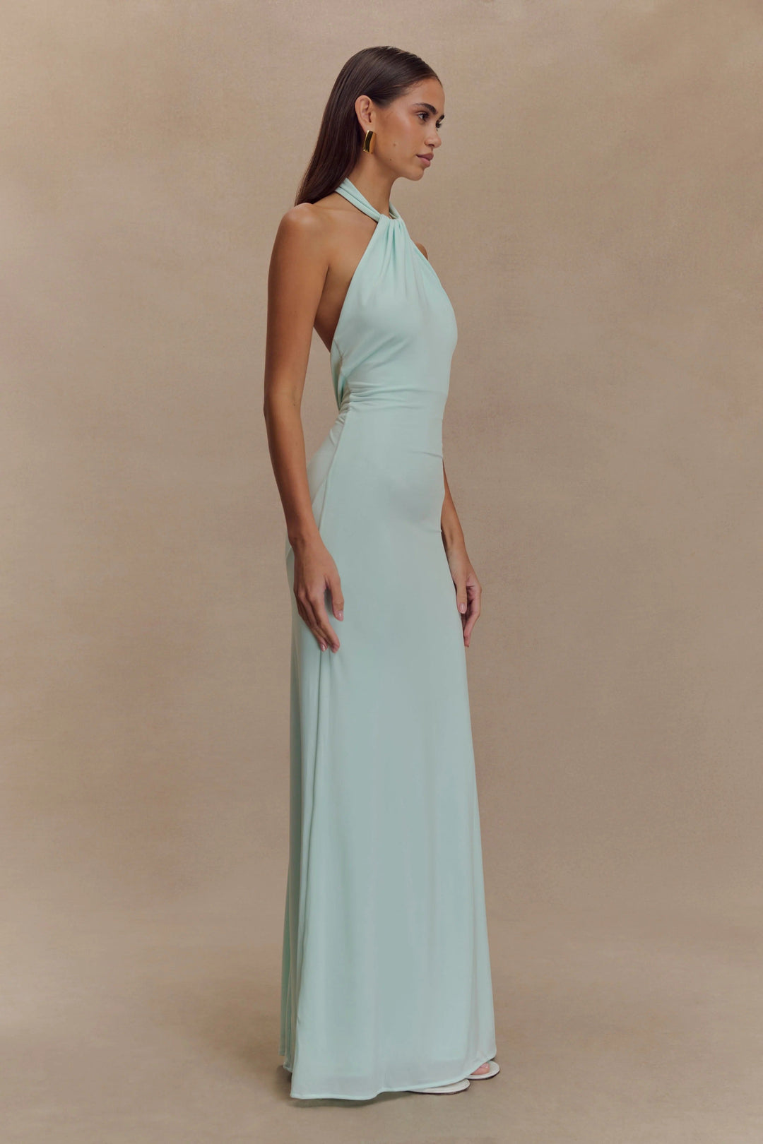 CLARA – Vestido con curvas y cuello Halter