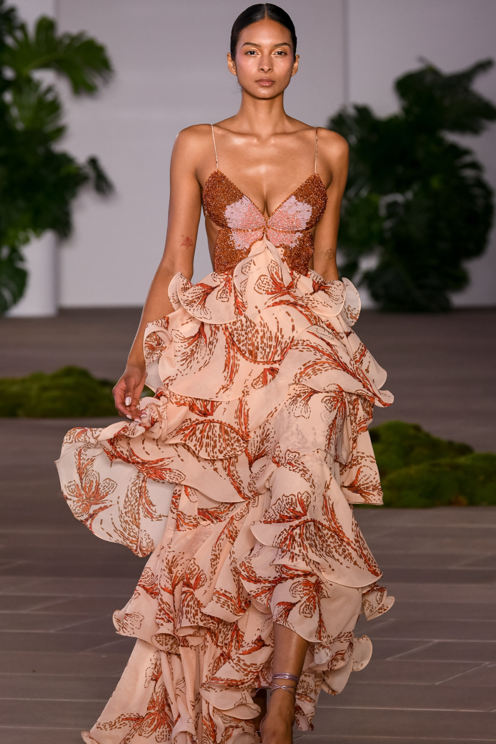 NAHIA – Vestido con Volantes